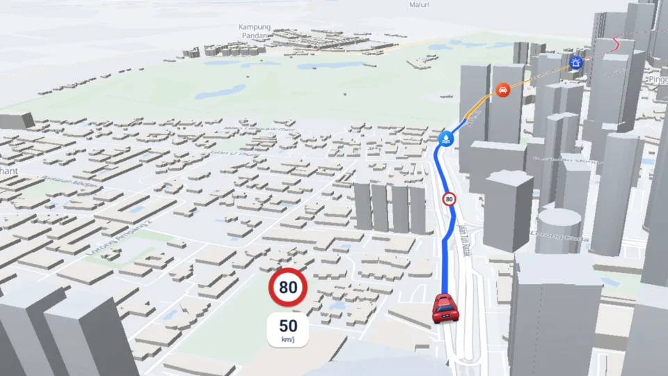 Peta Navigasi di skrin kereta Android Auto: kereta merah di laluan biru antara bangunan 3D, papan had laju 80, meter laju dan ikon laporan pemandu di jalan.